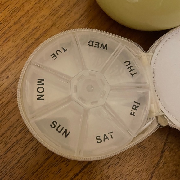 Mi Amica round zip squeeze the day zip pill case! - Picture 4 of 8